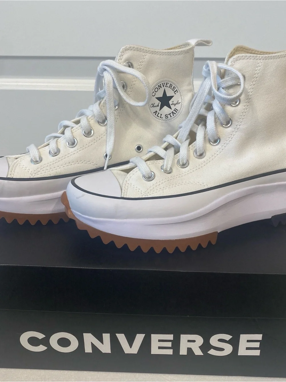 CONVERSE RUN STAR HIKE PLATFORM NEW IN BOX!  HI TOP, WHITE, WOMENS 8